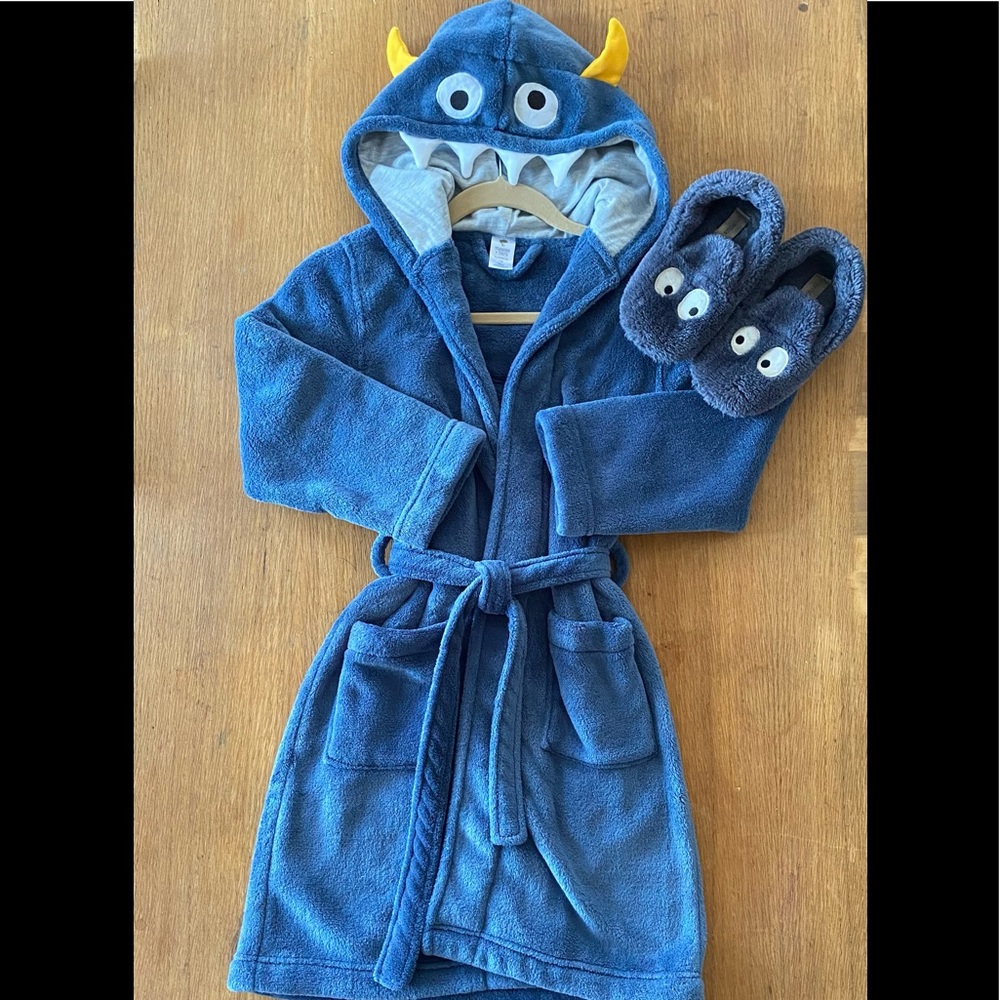 TUCKER + TATE Monster robe Sz 7/8